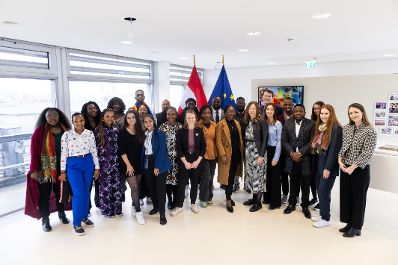 Am 10. November 2023 empfing Staatssekretärin Claudia Plakolm (m.r.) im Rahmen des „Projekts JUUN - Jugendpartizipation stärken und Ungleichheiten abbauen“ eine Delegation bei ihrem Studienbesuch in Wien.