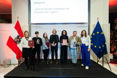 Am 28. November 2023 überreichte Staatssekretärin Claudia Plakolm (r.) den Österreichischen Jugendpreis 2023.