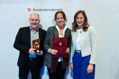 Am 28. November 2023 überreichte Staatssekretärin Claudia Plakolm (r.) den Österreichischen Jugendpreis 2023.