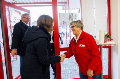 Am 30. November besuchte Staatssekretärin Claudia Plakolm (m.) im Rahmen ihres Bundesländertages das Rote Kreuz Oberösterreich.
