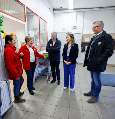 Am 30. November besuchte Staatssekretärin Claudia Plakolm (m.r.) im Rahmen ihres Bundesländertages das Rote Kreuz Oberösterreich.