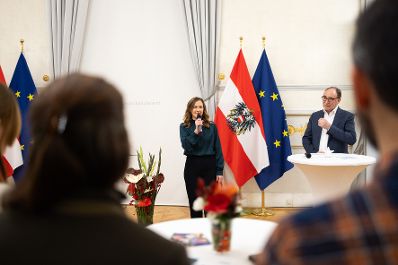 Am 6. Dezember 2023 verlieh Staatssekretärin Claudia Plakolm gemeinsam mit Bundesminister Johannes Rauch Urkunden für "Gesundheitskompetente Jugendarbeit“.