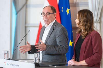 Am 20. Dezember 2023 nahmen Staatssekretärin Claudia Plakolm (r.) und Bundesminister Johannes Rauch (l.) am Pressefoyer nach dem Ministerrat teil.