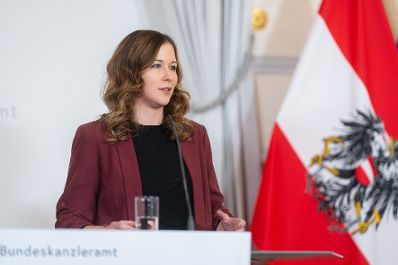 Am 20. Dezember 2023 nahmen Staatssekretärin Claudia Plakolm (im Bild) und Bundesminister Johannes Rauch am Pressefoyer nach dem Ministerrat teil.