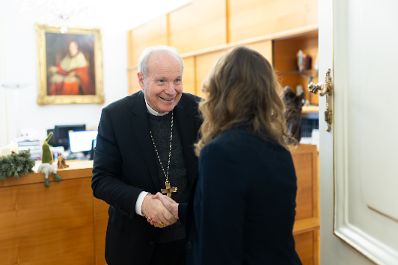 Am 21. Dezember 2023 besuchte Staatssekretärin Claudia Plakolm (r.) den Erzbischof von Wien, Kardinal Christoph Schönborn (l.).
