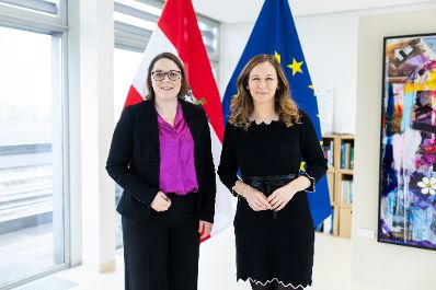 Am 23. Jänner 2024 empfing Staatssekretärin Claudia Plakolm (r.) Julia Aichhorn, die Bundesvorsitzende der Jungen Industrie (l.) zu einem Arbeitsgespräch.