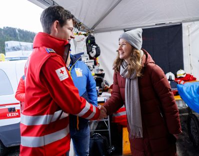 Am 26. Jänner 2024 besuchte Staatsekretärin Claudia Plakolm (r.) ehrenamtliche Mitarbeiter bei der Schiflugschanze Kulm in Tauplitz.