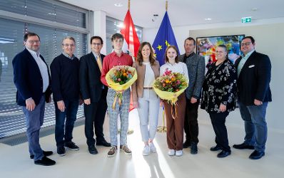 Am 5.Februar 2024 nahm Staatssekretärin Claudia Plakolm (m.) anlässlich des Valentinstags Blumengrüße des Österreichischen Blumenbüros entgegen.