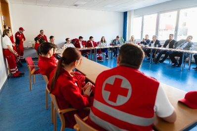 Am 20. Februar 2024 besuchte Staatssekretärin Claudia Plakolm im Rahmen ihres Bundesländertags im Burgenland die Rotes Kreuz Bezirksstelle Güssing.