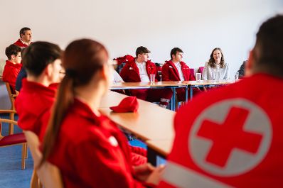 Am 20. Februar 2024 besuchte Staatssekretärin Claudia Plakolm (r.) im Rahmen ihres Bundesländertags im Burgenland die Rotes Kreuz Bezirksstelle Güssing.