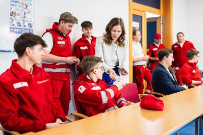 Am 20. Februar 2024 besuchte Staatssekretärin Claudia Plakolm (im Bild) im Rahmen ihres Bundesländertags im Burgenland die Rotes Kreuz Bezirksstelle Güssing.
