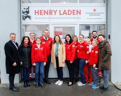 Am 23. Februar 2024 besuchte Staatssekretärin Claudia Plakolm (m.) im Rahmen ihres Bundesländertages, den Henry Laden des Roten Kreuzes.