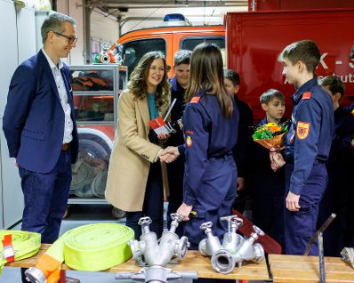 Am 23. Februar 2024 besuchte Staatssekretärin Claudia Plakolm (2.v.l.) im Rahmen ihres Bundesländertages die Feuerwehrjugend von St. Peter in der Au.