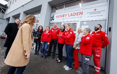 Am 23. Februar 2024 besuchte Staatssekretärin Claudia Plakolm (2.v.l.) im Rahmen ihres Bundesländertages, den Henry Laden des Roten Kreuzes.