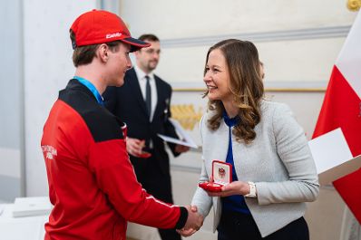 Am 3. April 2024 empfing Staatssekretärin Claudia Plakolm (r.) die Teilnehmer der Olympischen Jugend-Winterspiele im Bundeskanzleramt.