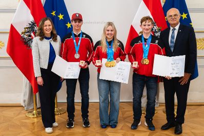 Am 3. April 2024 empfing Staatssekretärin Claudia Plakolm (l.) die Teilnehmer der Olympischen Jugend-Winterspiele im Bundeskanzleramt.