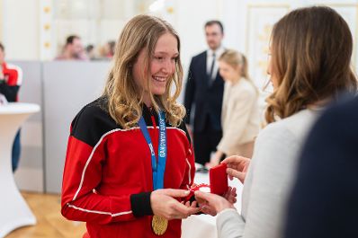 Am 3. April 2024 empfing Staatssekretärin Claudia Plakolm (r.) die Teilnehmer der Olympischen Jugend-Winterspiele im Bundeskanzleramt.