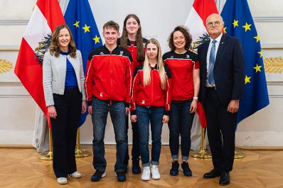Am 3. April 2024 empfing Staatssekretärin Claudia Plakolm (l.) die Teilnehmer der Olympischen Jugend-Winterspiele im Bundeskanzleramt.