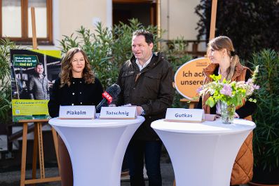 Am 18. April 2024 nahm Staatssekretärin Claudia Plakolm (l.) gemeinsam mit Bundesminister Norbert Totschnig (m.) an der Präsentation der Initiative „Hofübernahme im Fokus“ teil.