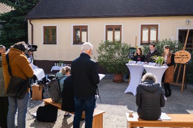Am 18. April 2024 nahm Staatssekretärin Claudia Plakolm (m.r.) gemeinsam mit Bundesminister Norbert Totschnig (2.v.l.) an der Präsentation der Initiative „Hofübernahme im Fokus“ teil.