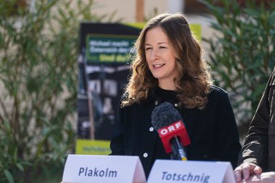 Am 18. April 2024 nahm Staatssekretärin Claudia Plakolm (im Bild) gemeinsam mit Bundesminister Norbert Totschnig an der Präsentation der Initiative „Hofübernahme im Fokus“ teil.