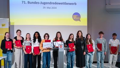 Am 29. Mai 2024 überreichte Staatssekretärin Claudia Plakolm (4.v.r.) die Urkunden beim Bundesredewettbewerb.