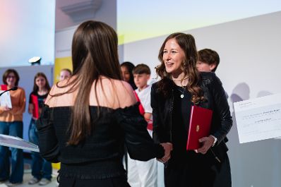 Am 29. Mai 2024 überreichte Staatssekretärin Claudia Plakolm (r.) die Urkunden beim Bundesredewettbewerb.