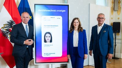 Am 18. Juni 2024 fand eine Pressekonferenz zum Thema „Neuerungen zur digitalen Identität" statt. Im Bild Staatssekretärin Claudia Plakolm (m.), Innenminister Gerhard Karner (l.) und Senior Director der SKIDATA GmbH Johannes Lippert (r.).