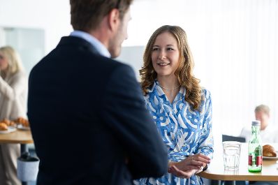 Am 2. Juli 2024 hielt Staatssekretärin Claudia Plakolm (r.) eine Pressekonferenz zu „Von Robotics bis GenAI – Möglichkeiten und Mehrwert der Automatisierung für Wirtschaft und Arbeitswelt“.