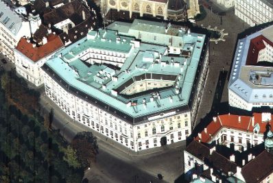 Luftaufnahme des Österreichischen Bundeskanzleramts am Ballhausplatz in Wien.