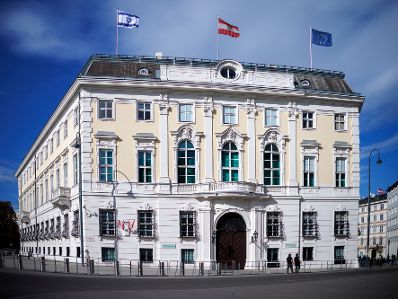 Österreichisches Bundeskanzleramt am Ballhausplatz in Wien mit israelische Beflaggung.