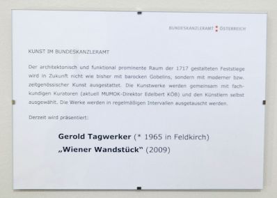 Infotafel zu dem Werk "Wiener Wandstück" von Gerold Tagwerker ausgestellt auf der Feststiege im Bundeskanzleramt im Jahr 2009.