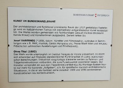 Infotafel zu dem Werk "Ohne Titel" von Josef Dabernig ausgestellt auf der Feststiege im Bundeskanzleramt im Jahr 2012.