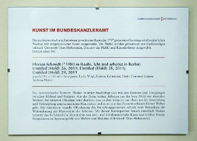 Infotafel zu den Werken "Untitled (Hold) 26, 28 und 29" von Florian Schmidt ausgestellt auf der Feststiege im Bundeskanzleramt im Jahr 2014.