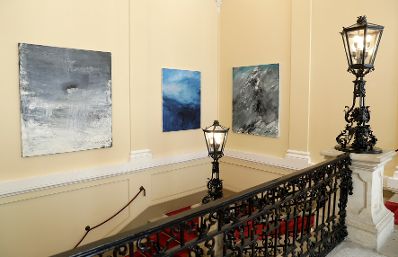 Die Werke "Ohne Titel" von Herbert Brandl ausgestellt auf der Feststiege im Bundeskanzleramt im Jahr 2018.