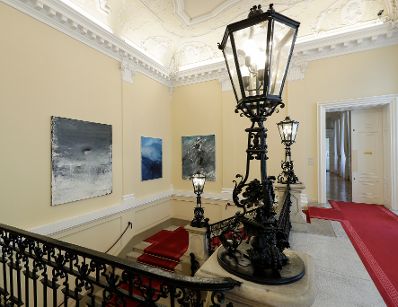 Die Werke "Ohne Titel" von Herbert Brandl ausgestellt auf der Feststiege im Bundeskanzleramt im Jahr 2018.