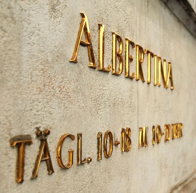 Information über die täglichen Öffnungszeiten der Albertina. Schlagworte: Beschriftung, Museum, Schild