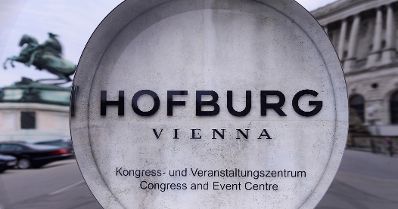 Schild mit der Aufschrift "HOFBURG VIENNA Kongress- und Veranstaltungszentrum Congress and Event Centre". Schlagworte: Beschriftung, Schild