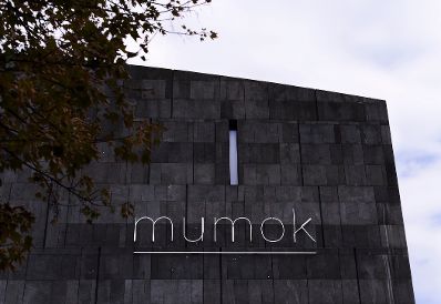 Das Museum moderner Kunst (mumok) im MuseumsQuartier. Schlagworte: Beschriftung, Gebäude, Kunst, MQ, Museum, Schild, Stadtlandschaft
