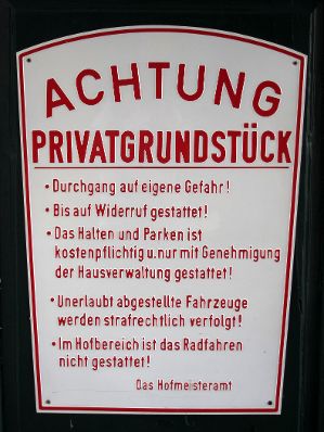 Hinweisschild in der Toreinfahrt des Heiligenkreuzerhofs. Schlagworte: Achtung, Beschriftung, Schild