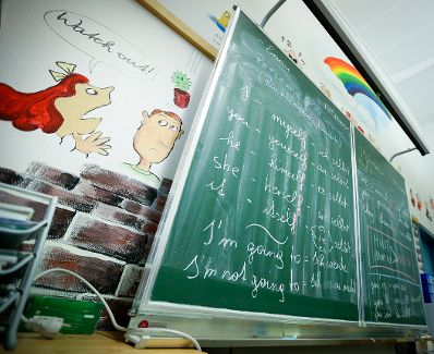 Eine Schultafel in einer Schule. Schlagworte: Grün, Kreide, lernen, Schule, Tafel, Text, Unterricht