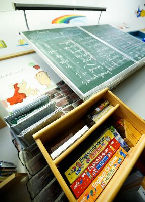 Eine Schultafel in einer Schule. Schlagworte: Grün, Kreide, lernen, Schule, Tafel, Text, Unterricht