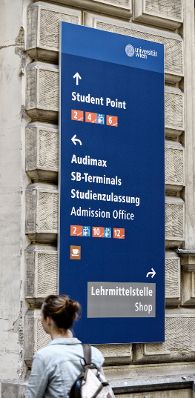 Informationstafel an der Hauptuniversität Wien. Schlagworte: Beschriftungen, Bildung, Frau, Schild, Menschen, Universität, Wegweiser