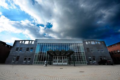 Universität Wien Schlagworte: Architektur, Hof, Stadtlandschaft, Universität, Wolken