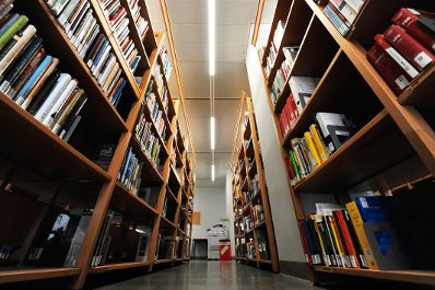 Universität Wien Schlagworte: Bibliothek, Bücher, Regale, Universität