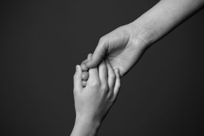 Hände, die einander berühren. Schlagwörter: Hand, Hände, Subsidiarität, Halt, schwarz-weiß