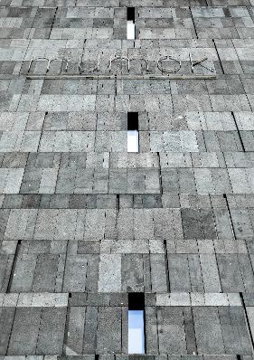 Museum moderner Kunst Wien (mumok) im MuseumsQuartier. Schlagworte: Architektur, Gebäude, MQ, Museum, Sehenswürdigkeit, Stadtlandschaft