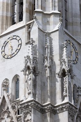 Statuen auf einem der Türme der Votivkirche Schlagwörter: alt, Votivkirche, Uhr, Statuen, Sehenswürdigkeit, Stadtlandschaft