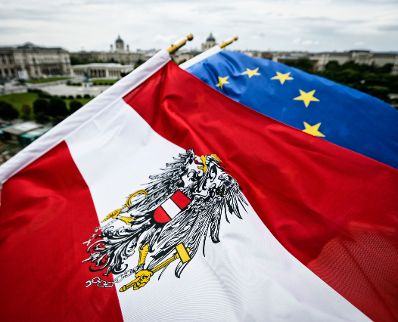 Die österreichische und europäische Fahne wehen im Wind. Schlagworte: Bundesadler, Fahnen, Flaggen
