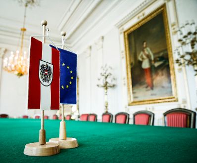Eine österreichische und europäische Tischfahne auf einem Besprechungstisch. Schlagworte: Bundesadler, Fahnen, Flaggen